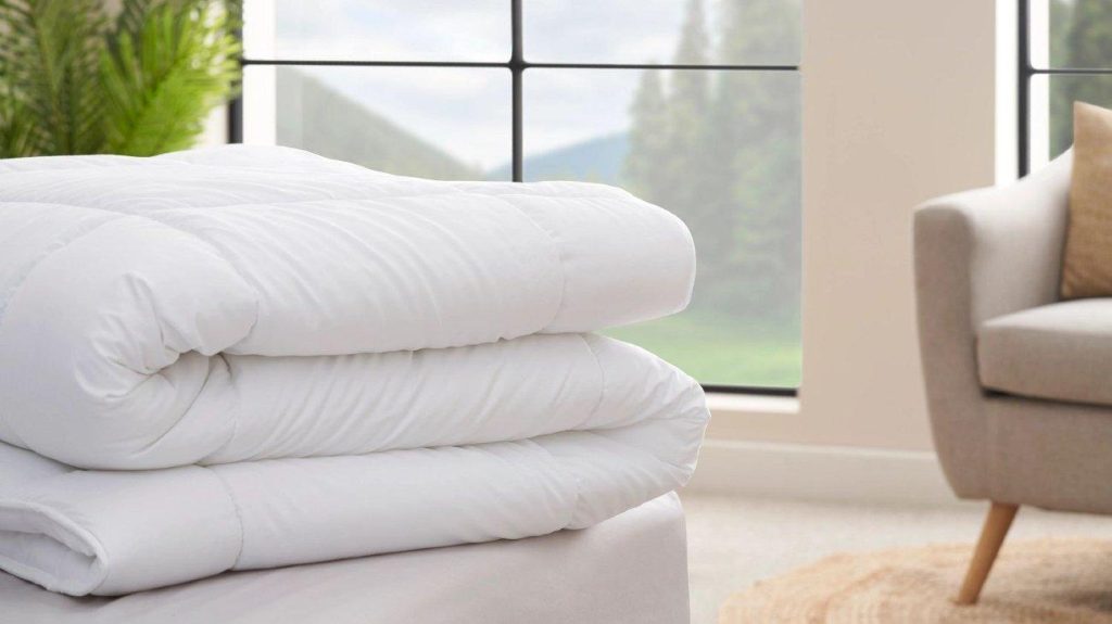 Home by TEMPUR Luxe Duo-Decke gefaltet im Schlafzimmer