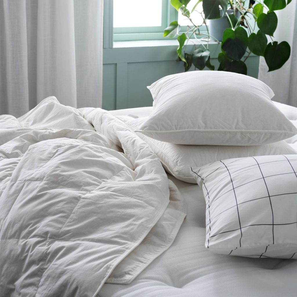 IKEA GULKAVLE Kissen hoch auf einem Bett mit Bettdecke