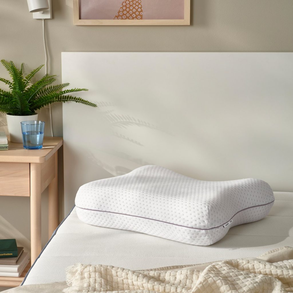IKEA ISRANUNKEL Kissen auf einem Bett im Schlafzimmer