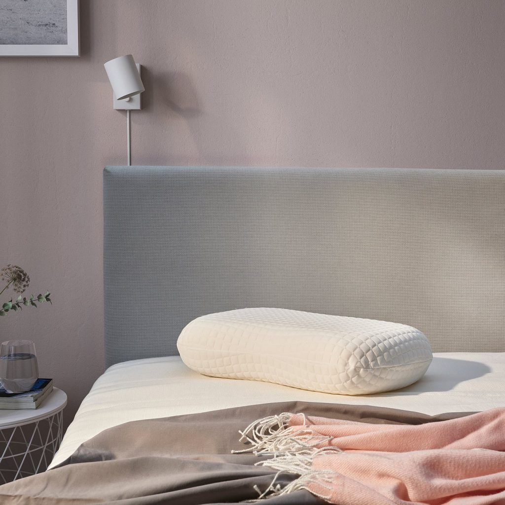 IKEA NORDSTÅLÖRT Kissen auf einem Bett im Schlafzimmer
