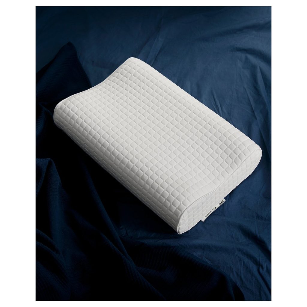 IKEA ROSENSKÄRM Kissen auf dunkelblauer Bettwäsche