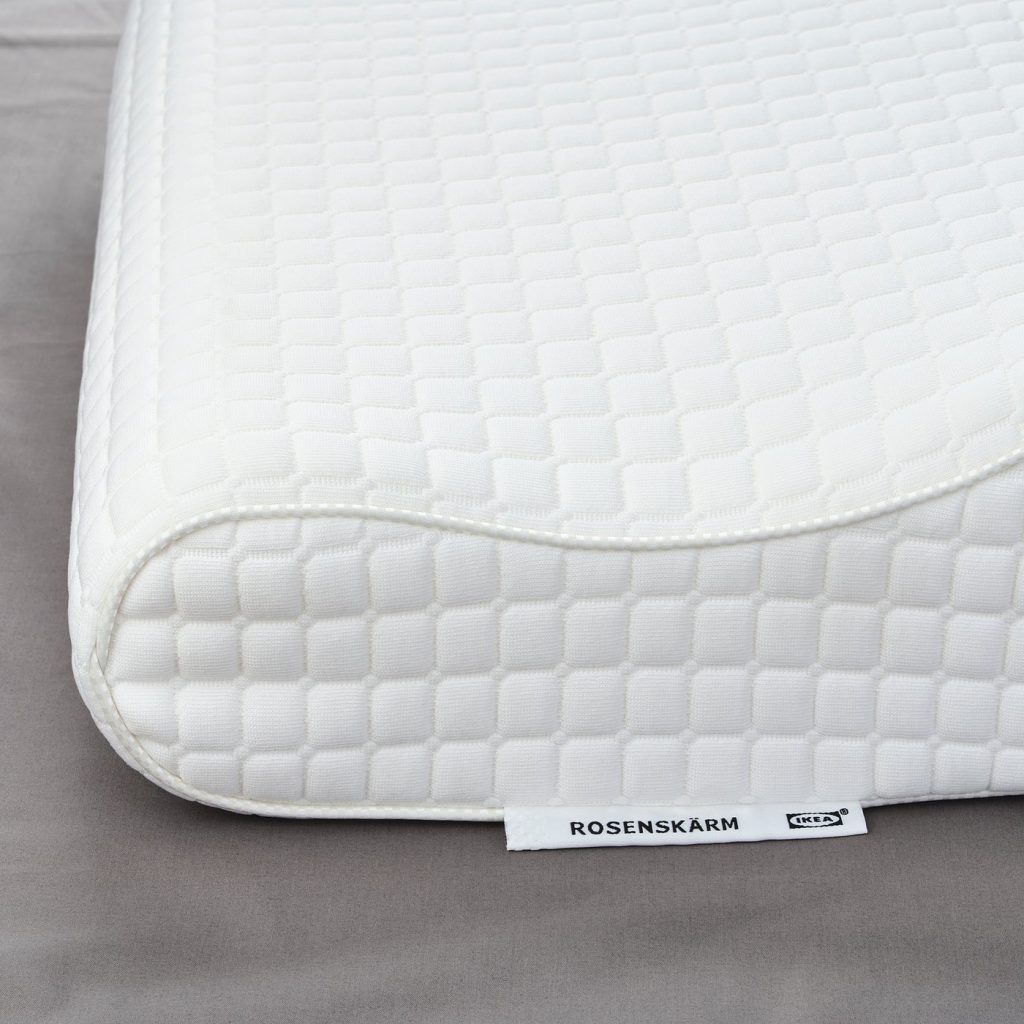 IKEA ROSENSKÄRM Kissen – Nahaufnahme der Kontur und des Bezugsstoffs