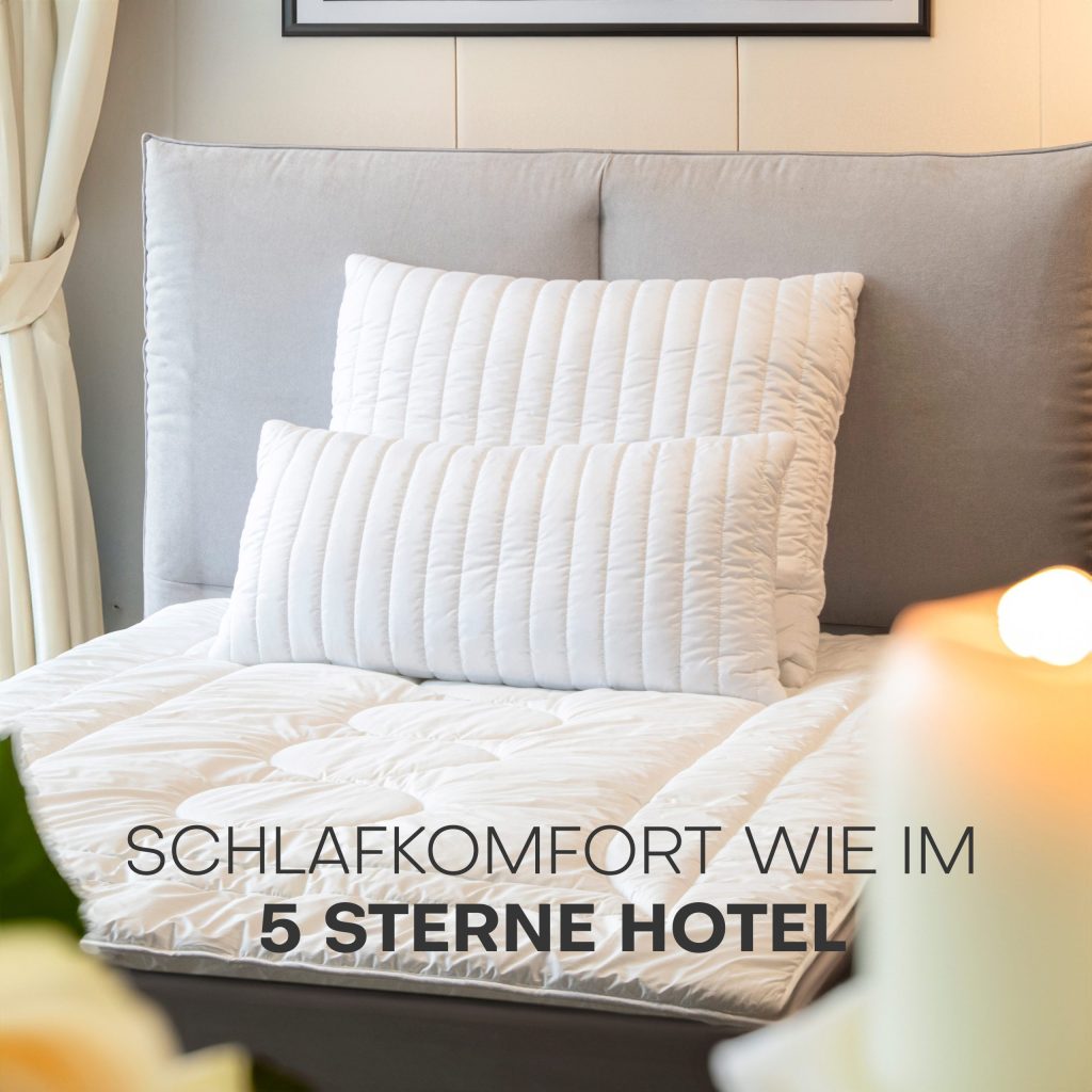 John Cotton Baumwollkissen Magicline auf einem Bett im Schlafzimmer