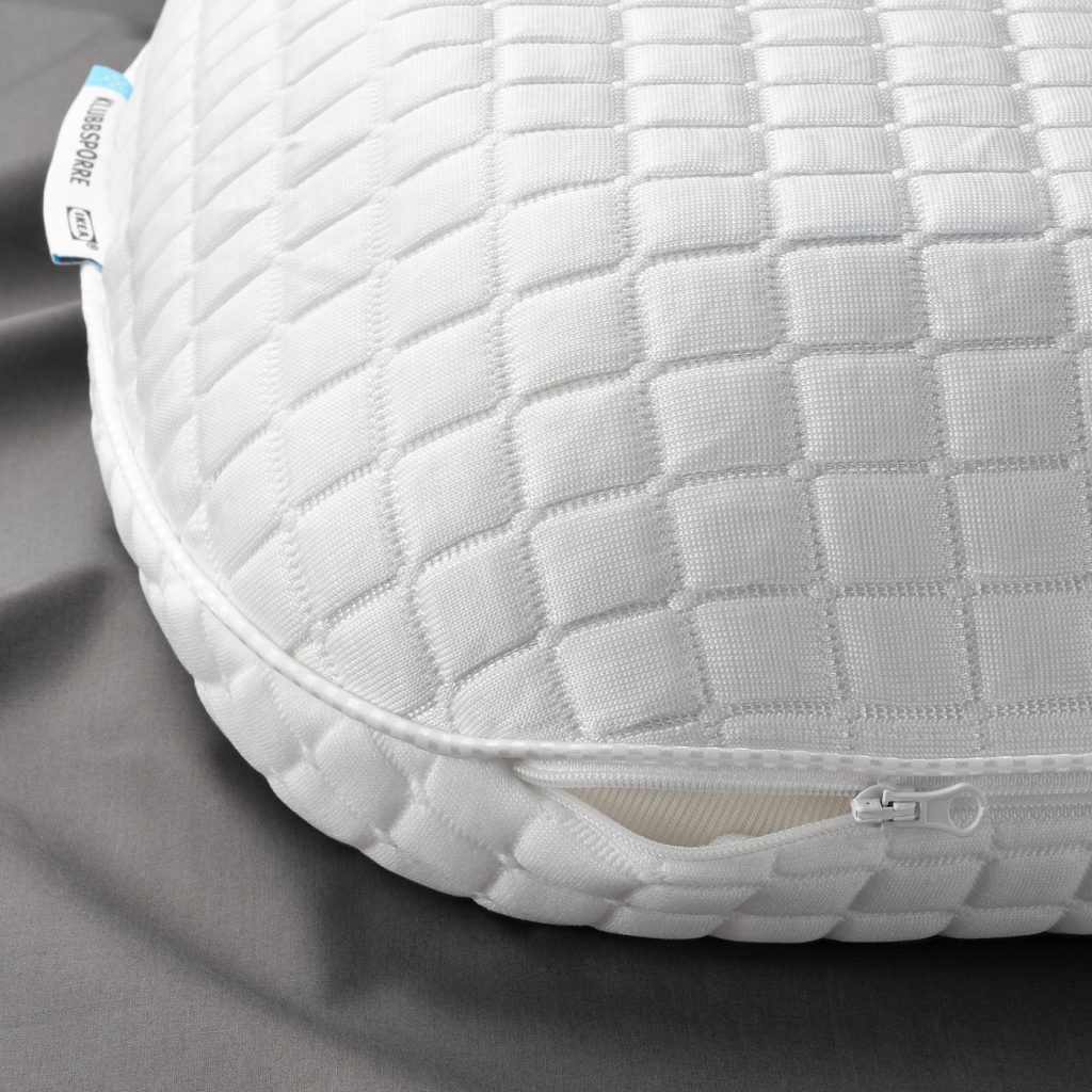 IKEA KLUBBSPORRE Kissen – Seitenansicht der ergonomischen Kontur