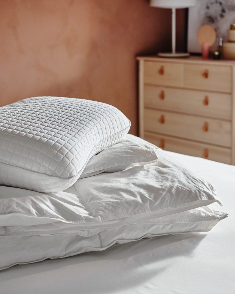 IKEA KLUBBSPORRE Kissen auf einem Bett im Schlafzimmer