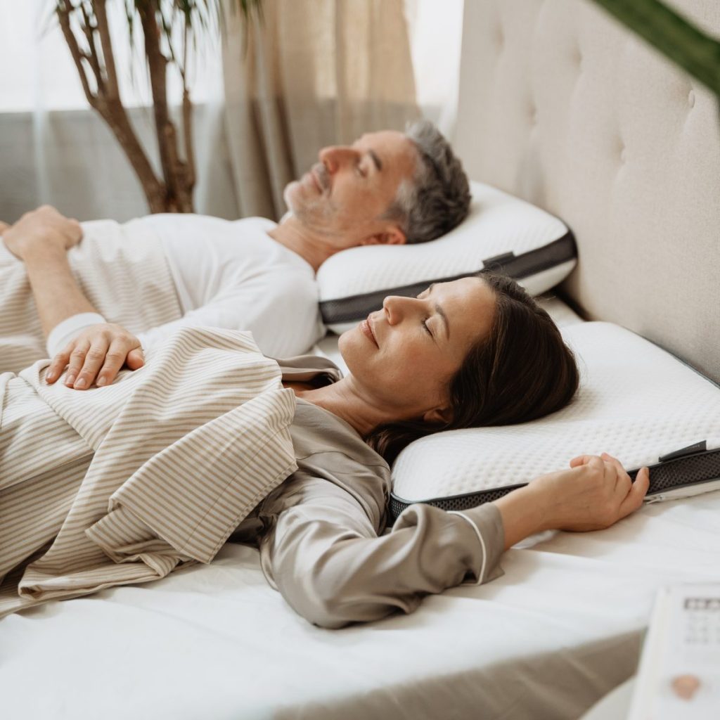 Liebscher & Bracht Kissen auf einem Bett im Schlafzimmer