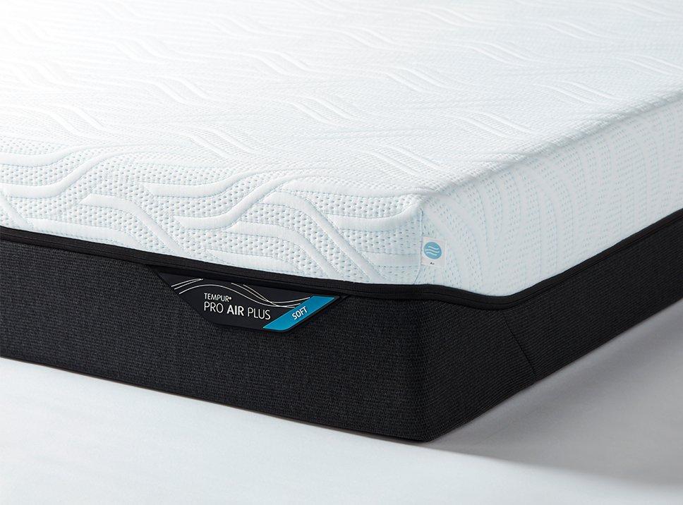 TEMPUR PRO Air Matratze - Ecke mit Marken-Label und gestepptem Bezug