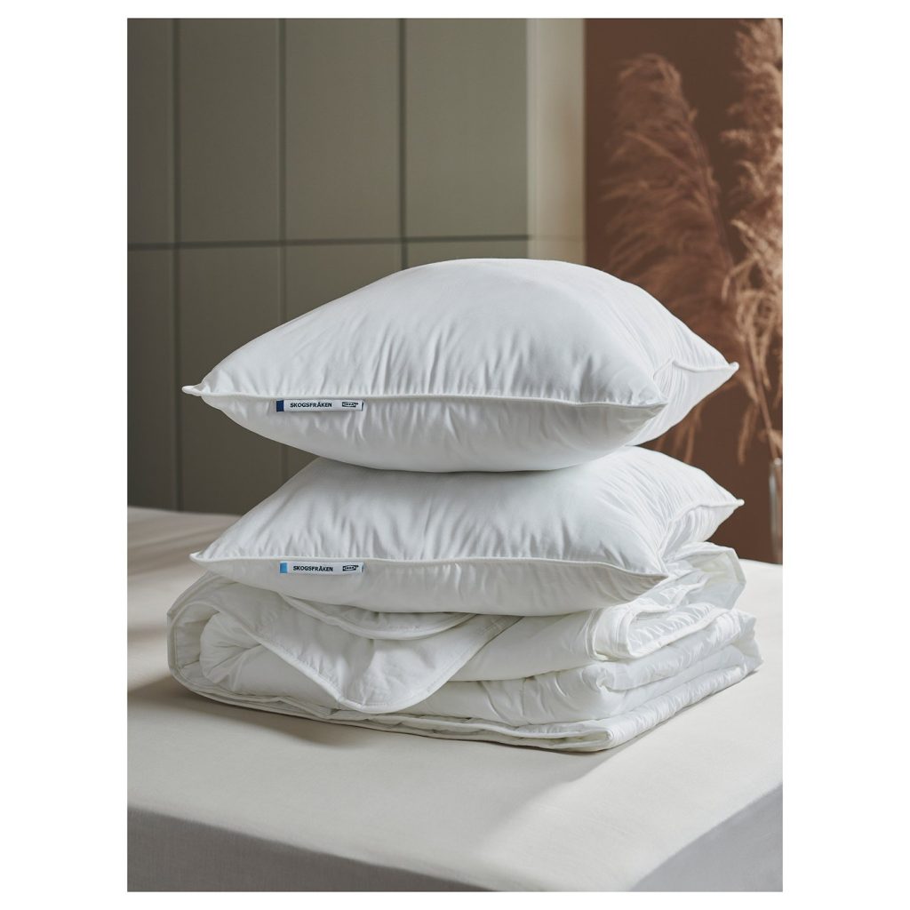 IKEA SKOGSFRÄKEN Kissen auf einem Bett im Schlafzimmer