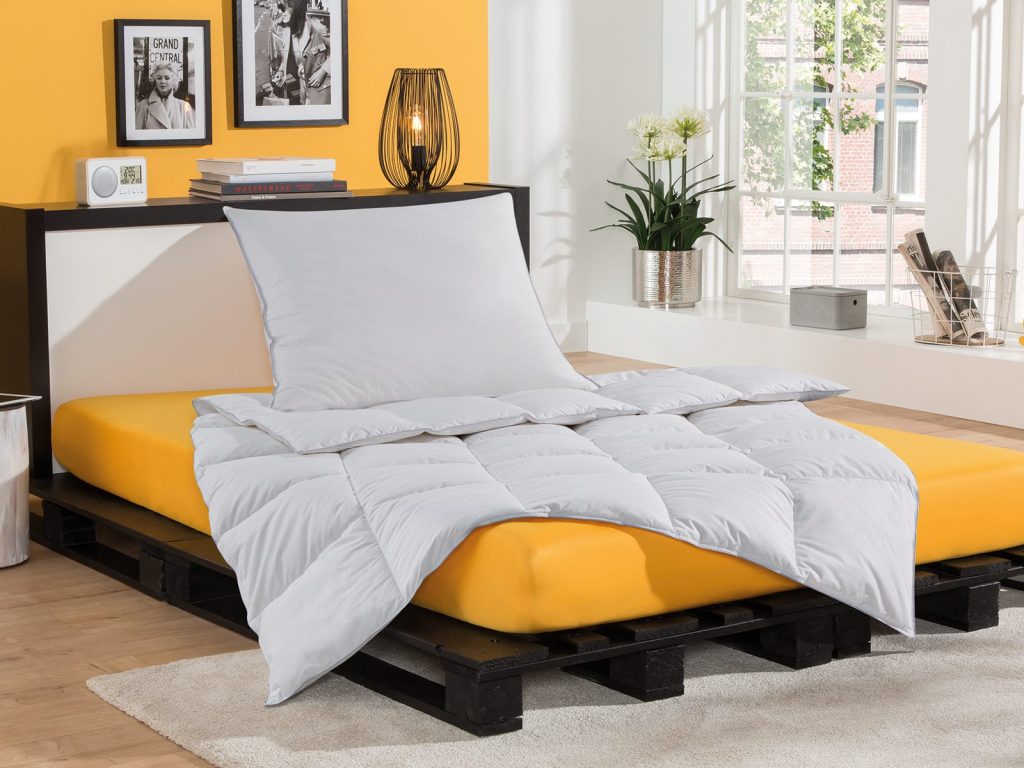 Sleepsy Daunenkissen auf einem Bett im Schlafzimmer