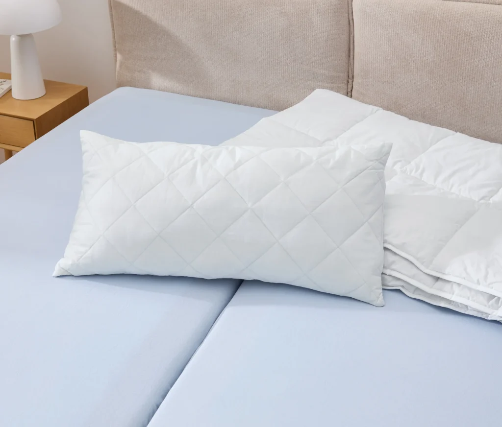 Tchibo Kopfkissen Cell Solution auf einem Bett im Schlafzimmer