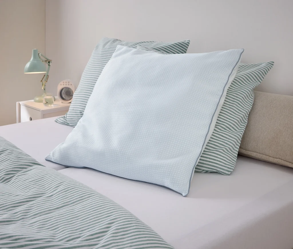 Tchibo Kühlendes Kopfkissen auf einem Bett im Schlafzimmer
