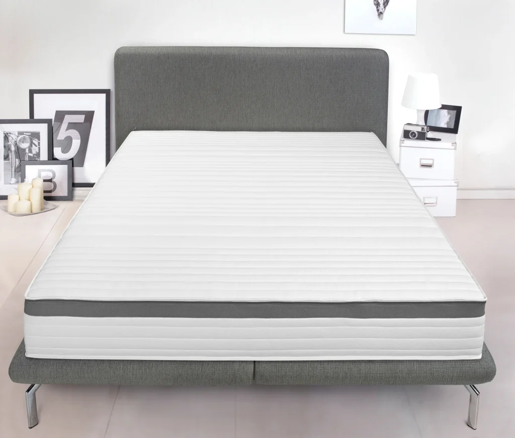Tchibo 7 Zonen Kaltschaummatratze auf einem Bett im Schlafzimmer
