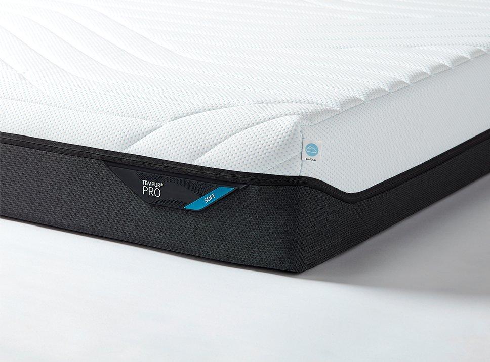 TEMPUR PRO CoolQuilt Matratze - Ecke mit TEMPUR PRO Bezug und Härtegrad-Tag
