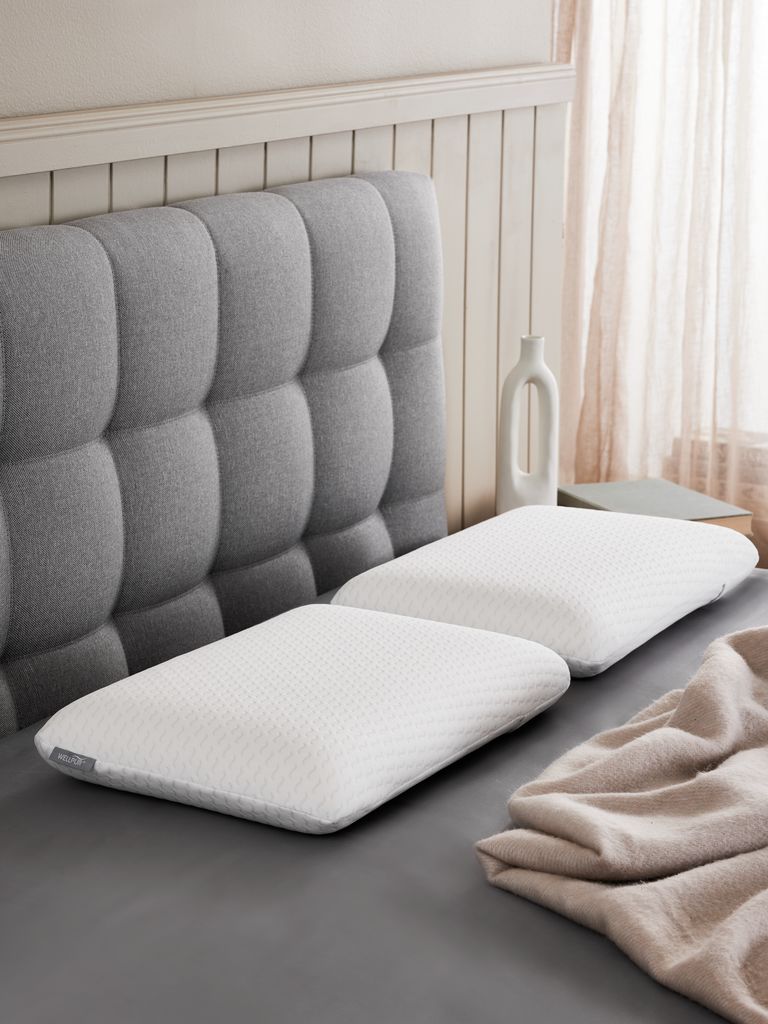 Zwei Wellpur VIGLEN Memoryschaum-Kissen auf einem Bett
