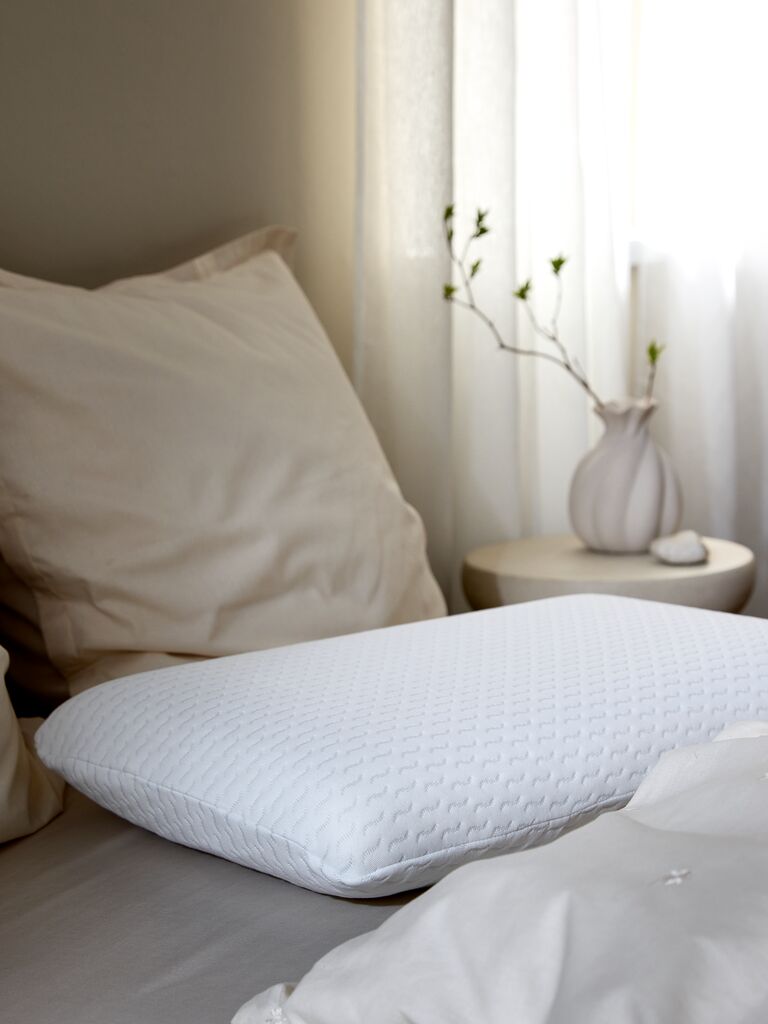 Wellpur VIGLEN Memoryschaum-Kissen auf einem Bett im Schlafzimmer