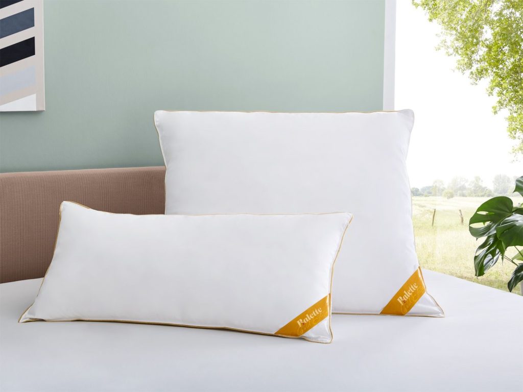 Balette Gold-Edition Kopfkissen in 80x80 und 40x80 auf einem Bett