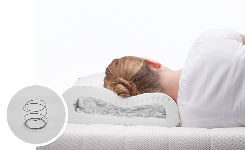 airfect Original Kissen unter dem Kopf einer schlafenden Frau im Bett