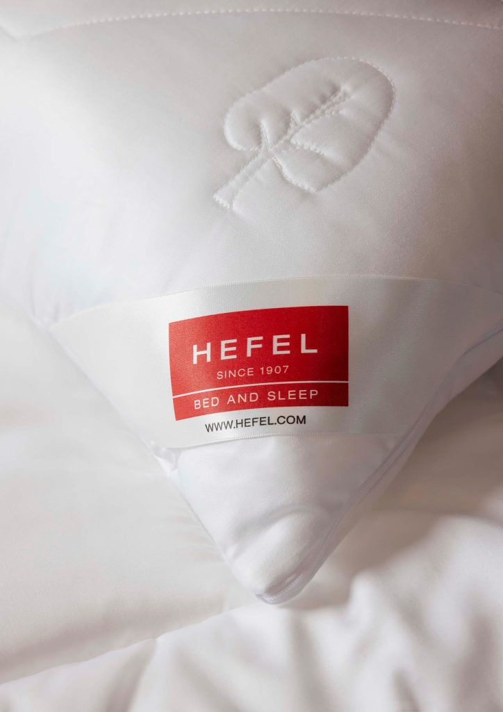 Hefel KlimaControl Comfort Kissen – Nahaufnahme von Steppmotiv und HEFEL-Etikett