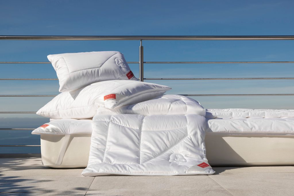 Hefel KlimaControl Comfort Kissen mit Decke und Unterbett auf einer Terrasse