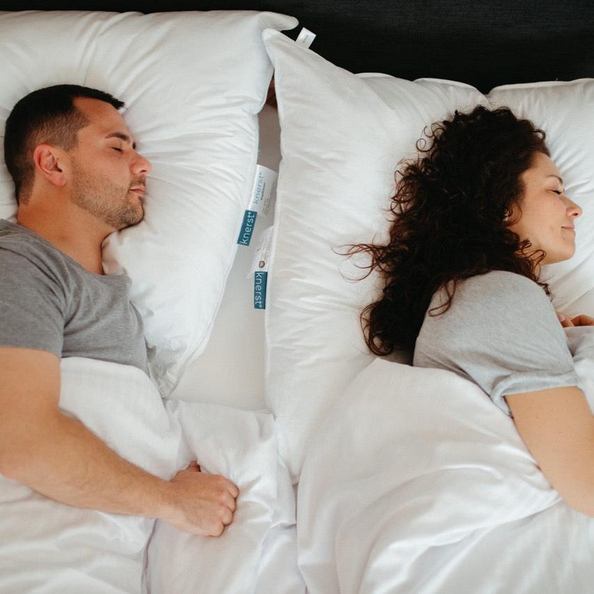 Paar schläft auf Knerst 3-Kammer Daunenkissen im Bett