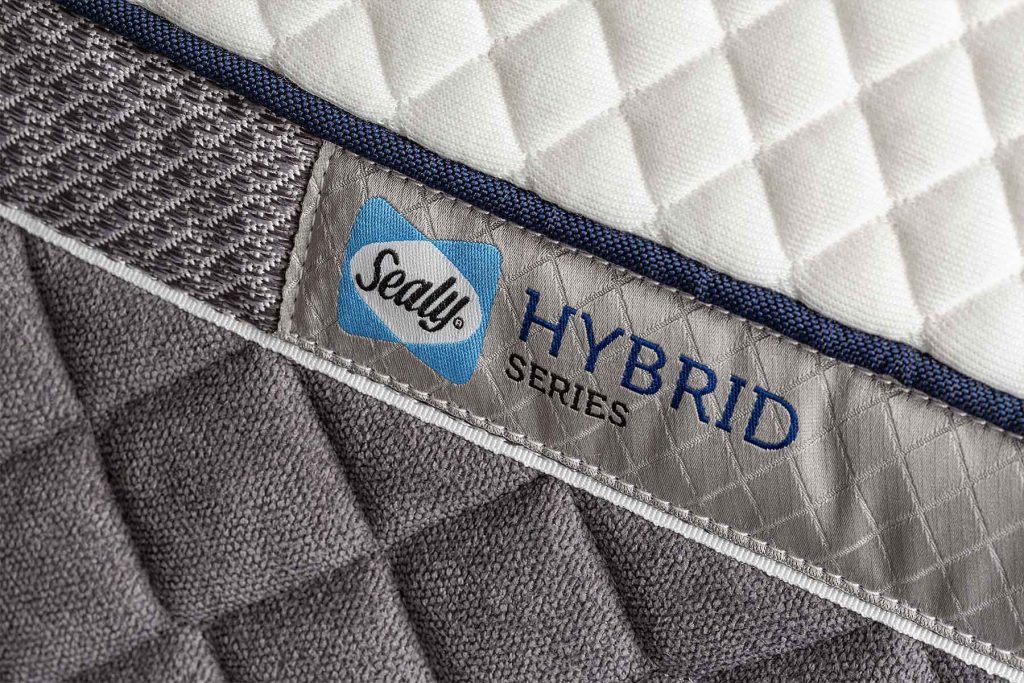 Sealy Hybrid Classic Matratze – Nahaufnahme des Bezugs mit Hybrid Series Label