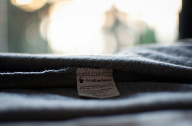 Nahaufnahme eines eingenähten Textiletiketts mit Materialangabe