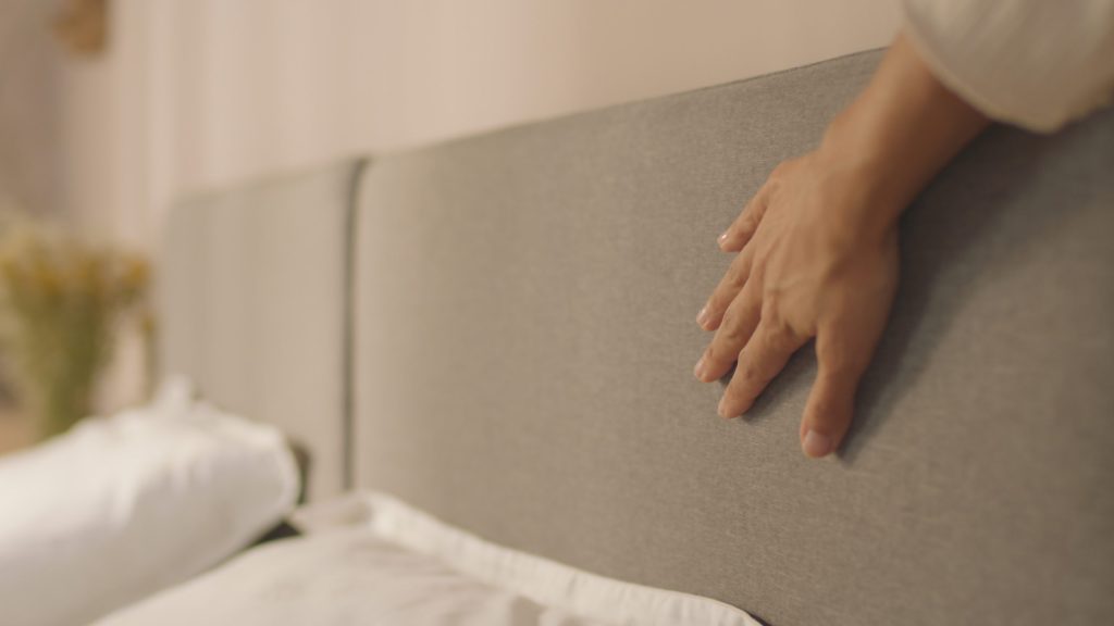Emma Stauraumbett mit Matratze und Kopfteil im Schlafzimmer