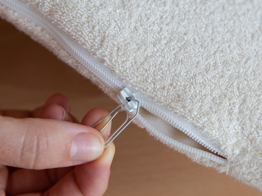 Sicherheitsreißverschluss ohne Zipper der allnatura Coco, geöffnet mit einer Büroklammer