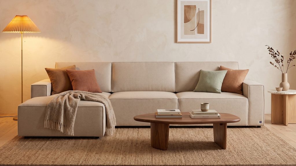 Bruno LOUNGE Ecksofa in Beige in einem Wohnzimmer mit Couchtisch