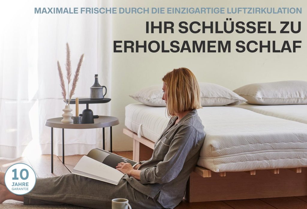 Ravensberger Struktura-SAN auf einem Holzbett in einem hellen Schlafzimmer