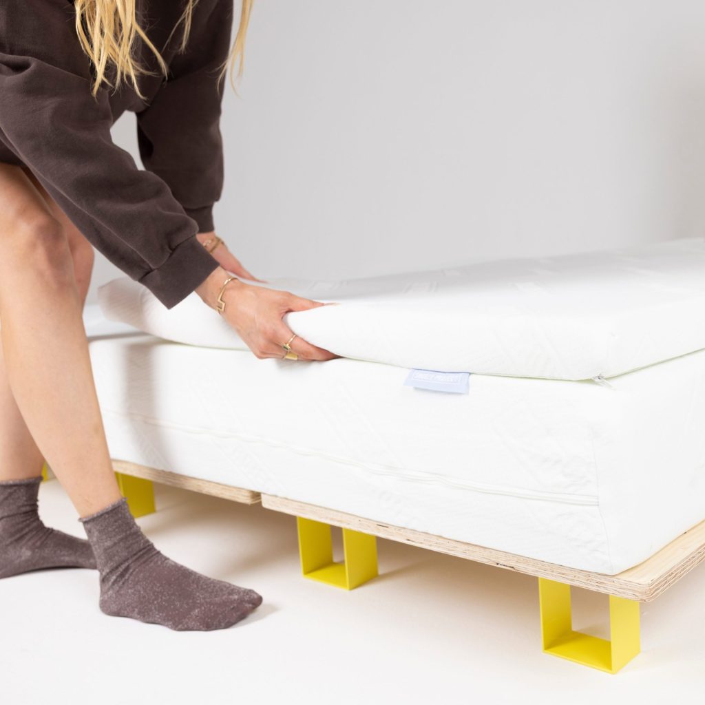 Snooze Project Loris Kaltschaum Topper auf einem bezogenen Doppelbett