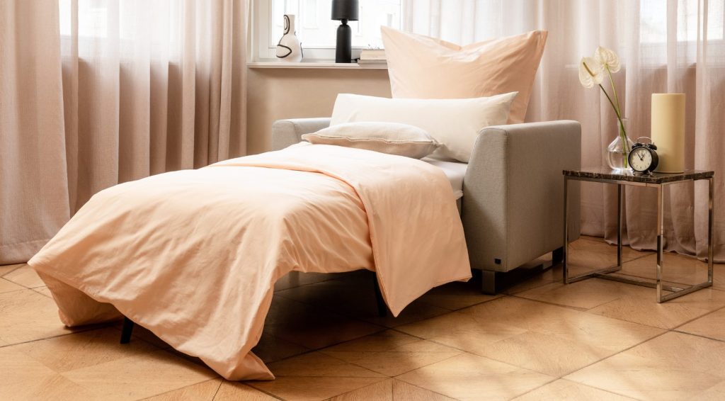 Bruno Schlafsessel als bezogenes Gästebett in einem Schlafzimmer