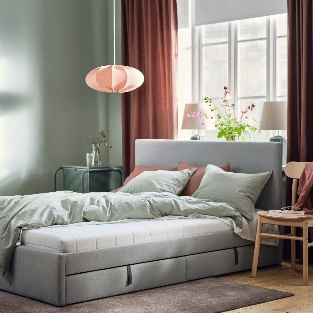IKEA ÅFJÄLL Matratze auf einem Bett im Schlafzimmer