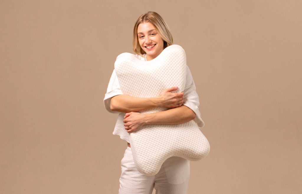 Frau hält das Third of Life aiLigner Kissen im Arm