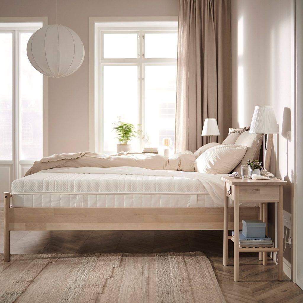 IKEA ÅNNELAND Matratze auf einem Holzbett im Schlafzimmer