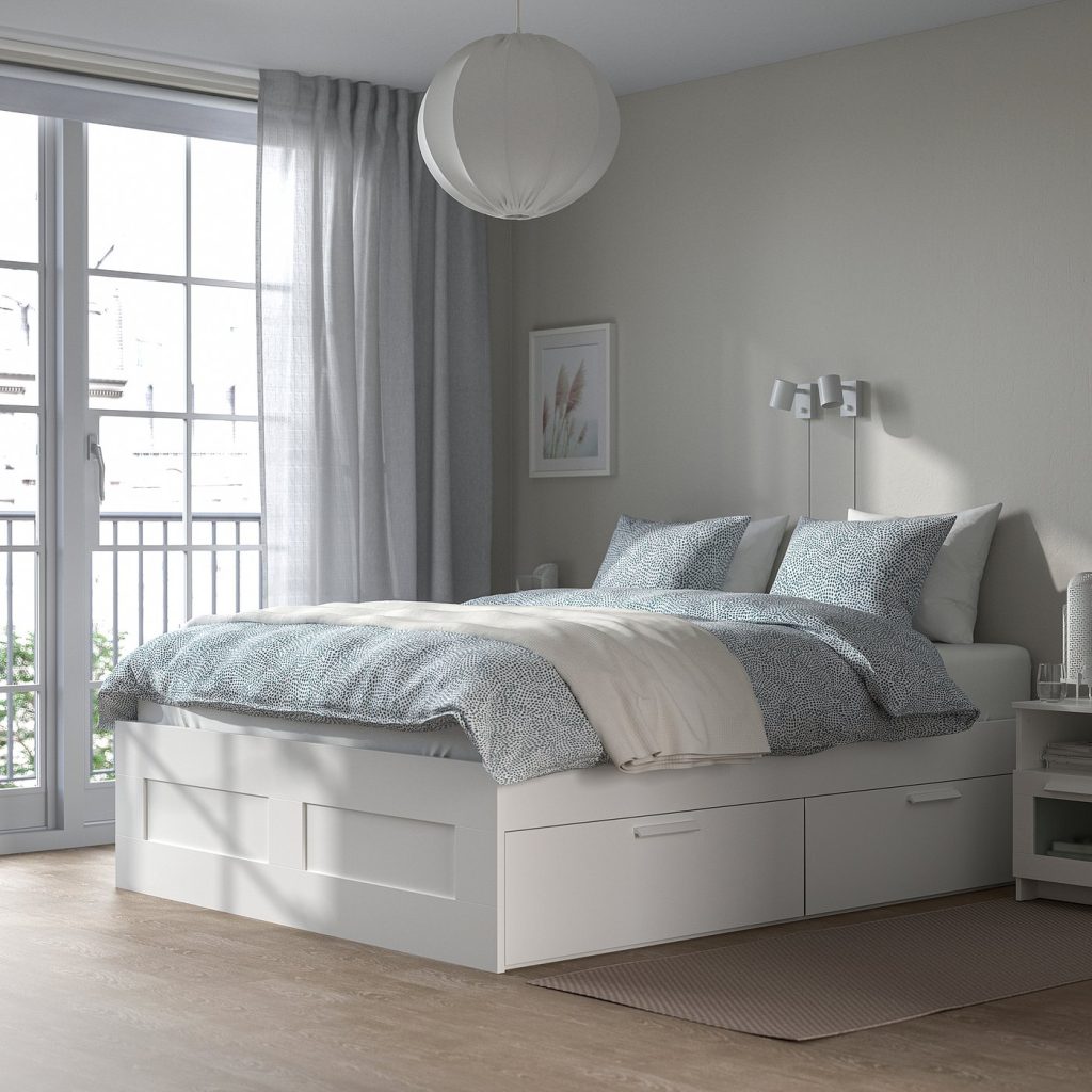 IKEA BRIMNES Bettgestell mit Schubladen im hellen Schlafzimmer