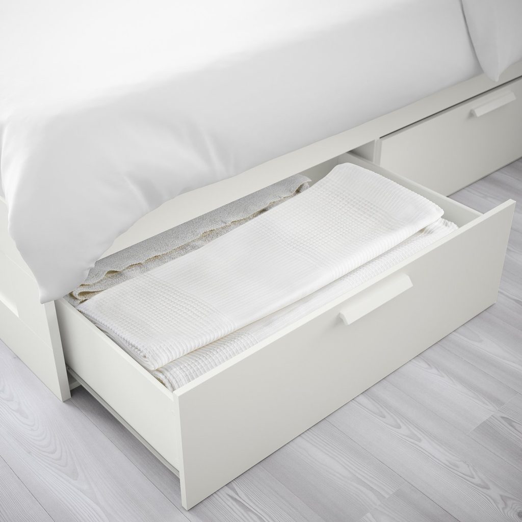 IKEA BRIMNES Bettgestell – geöffnete Schublade mit Bettwäsche