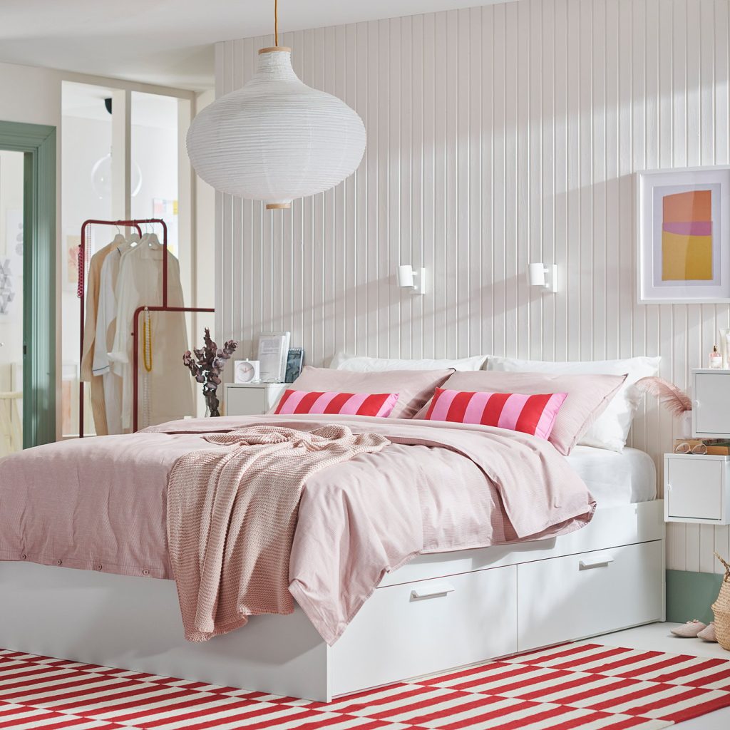 IKEA BRIMNES Bettgestell in Weiß mit rosa Bettwäsche