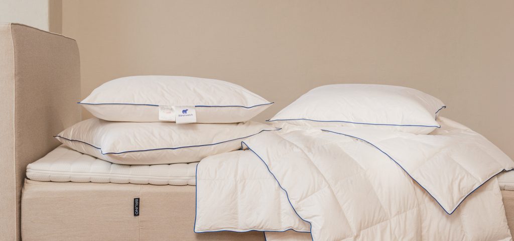 Bruno Bärenweich Bettdecke und Kissen auf einem Bruno Boxspringbett