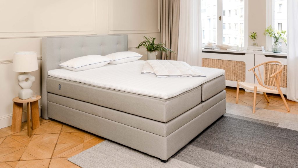 Bruno Boxspringbett Premium mit Stauraum in Beige mit Kopfteil Opus in einem hellen Schlafzimmer