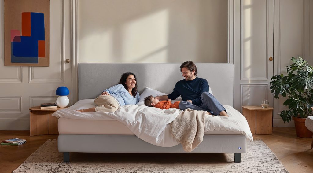 Eltern und Kind auf der 240 cm breiten Liegefläche des Bruno XXL Familienbetts