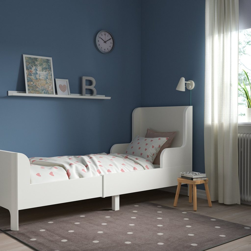 IKEA BUSUNGE Kinderbett unter dem Fenster im blauen Kinderzimmer