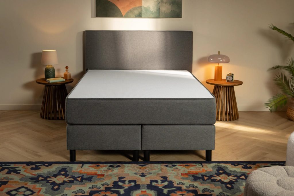 Emma Original Boxspringbett Komfort in Dunkelgrau, Frontansicht im Schlafzimmer