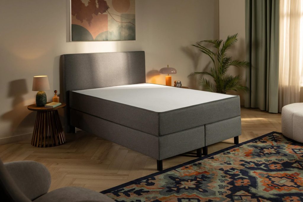 Emma Original Boxspringbett Komfort in Dunkelgrau, Schrägansicht auf Teppich