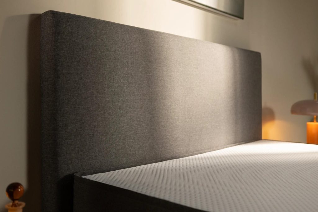Emma Original Boxspringbett Komfort – Nahaufnahme des gepolsterten Kopfteils