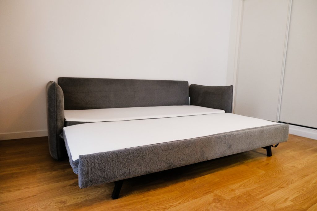 Emma Original Schlafsofa halb ausgeklappt, die Matratze liegt noch zusammengefaltet