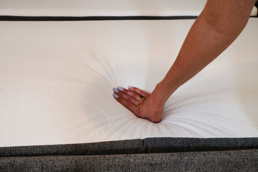 Handprobe auf der Matratze des Emma Original Schlafsofas an der Fuge der beiden Matratzenteile