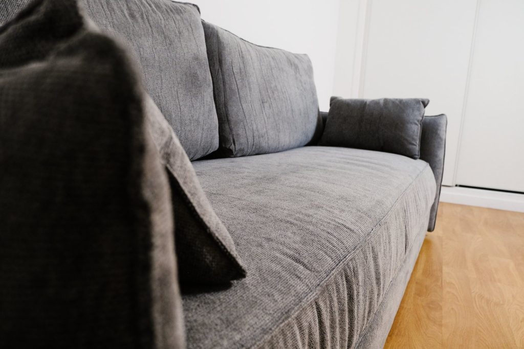 Armlehne und Rückenkissen des Emma Original Schlafsofas im Detail