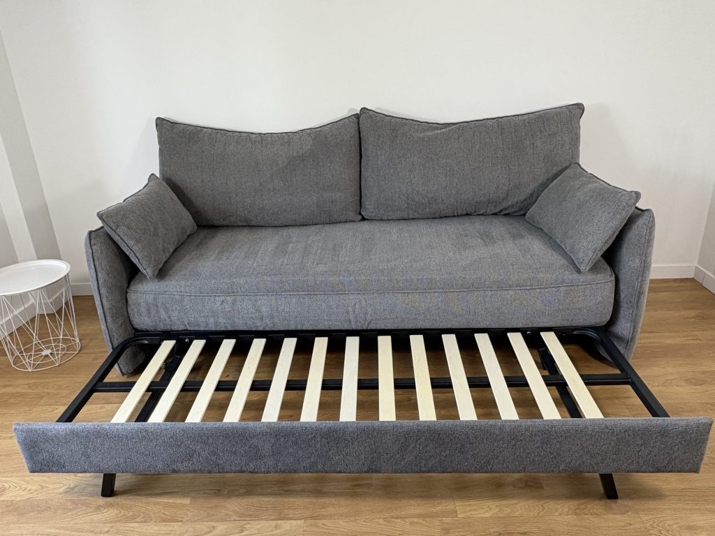 Herausgezogener Lattenrost des Emma Original Schlafsofas mit ausgeklappten Metallfüßen