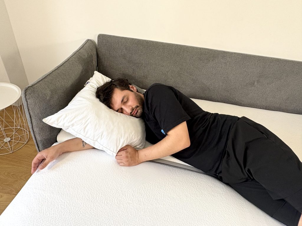 Tester schläft auf dem Emma Original Schlafsofa, Nahaufnahme am Kopfende